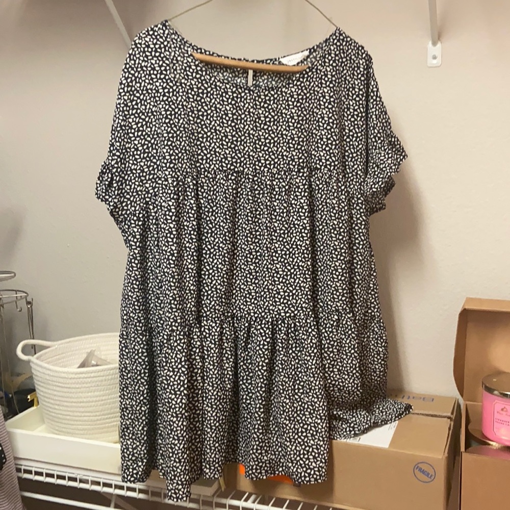 Speckled tiered flutter sleeve top